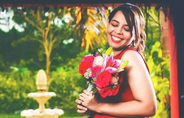 A woman holding flower