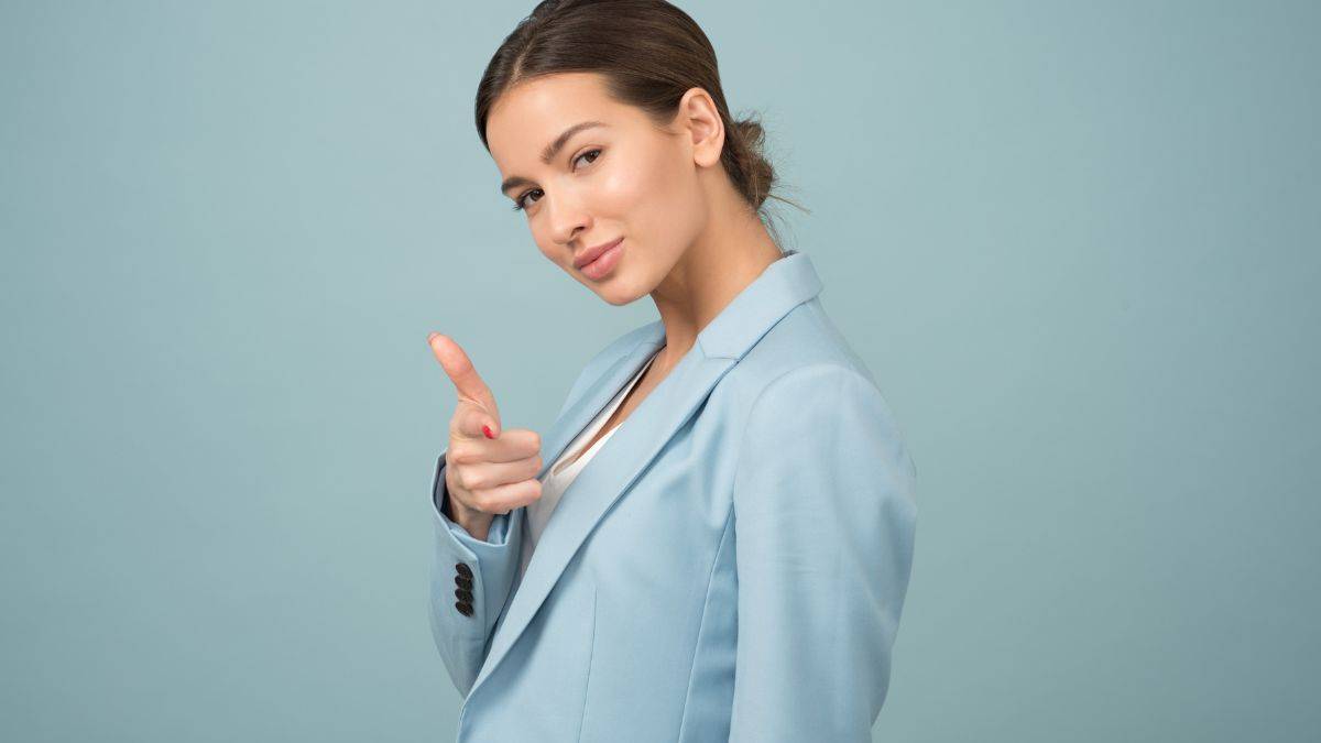 confident woman posing how to be more confident