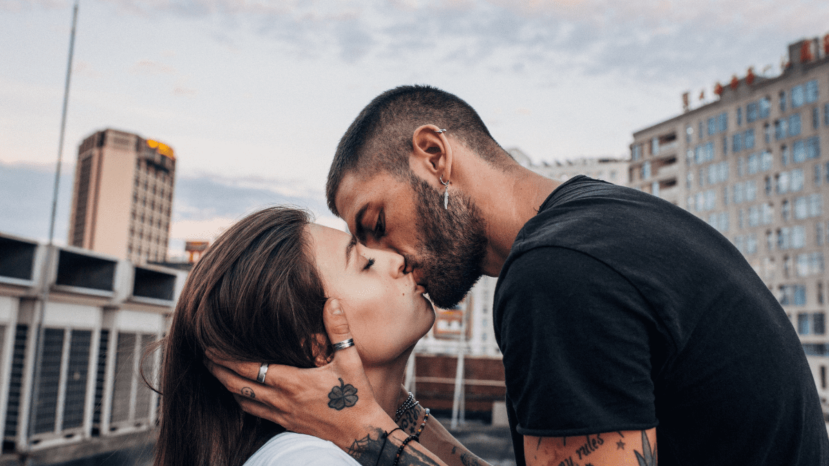 12 Clear Signs He Wants to Kiss You