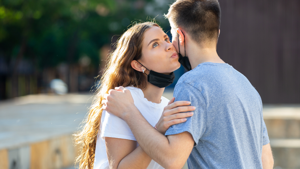 10 Clear Signs She Wants to Kiss You And How To Make A Move