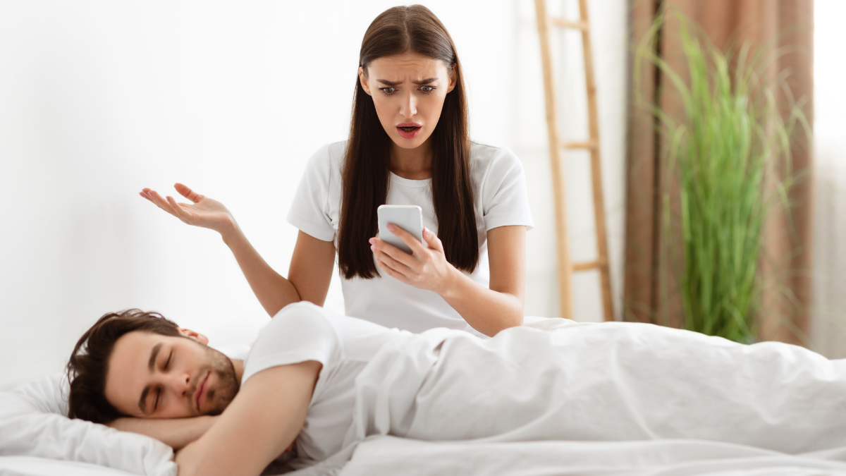 12 Signs Your Husband is Sexting Another Woman