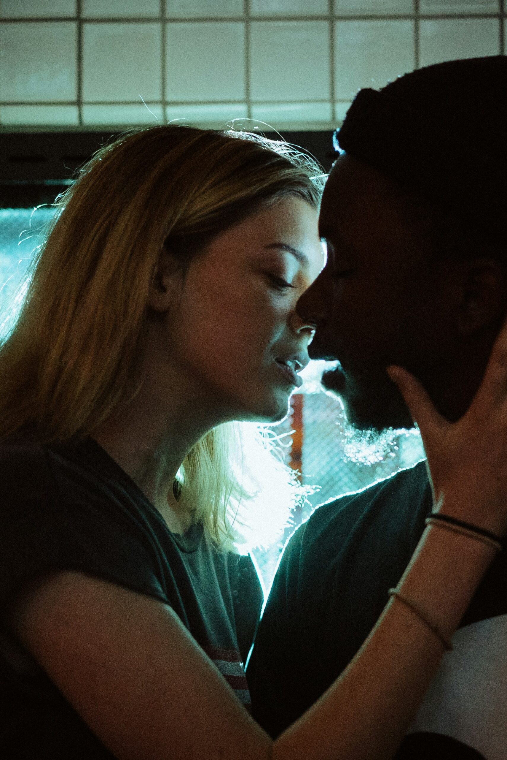 How To Be a Good Kisser In 9 Simple Ways