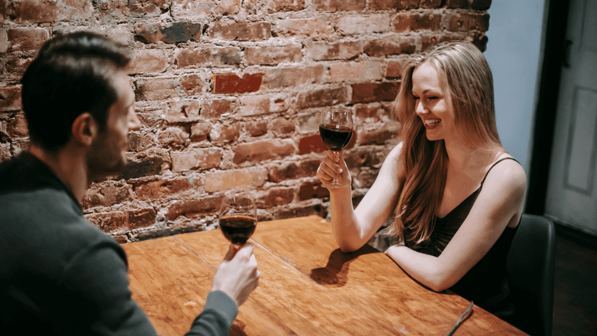 An introvert girl on a date with a guy