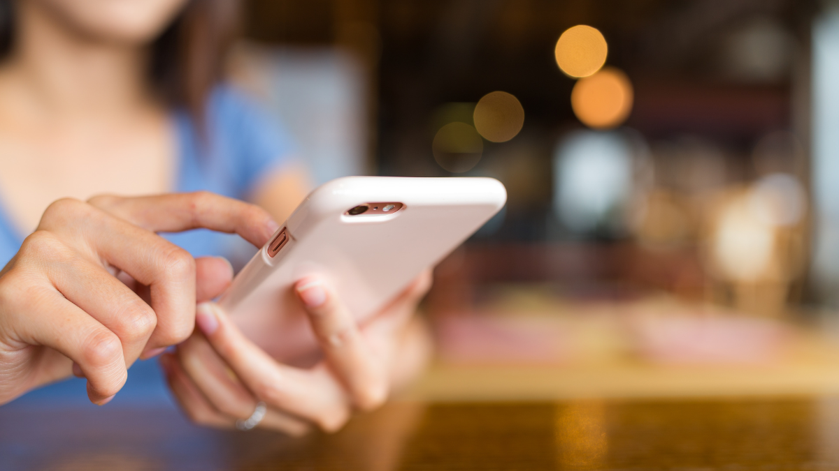 8 Best Dating Apps for Women Over 40 