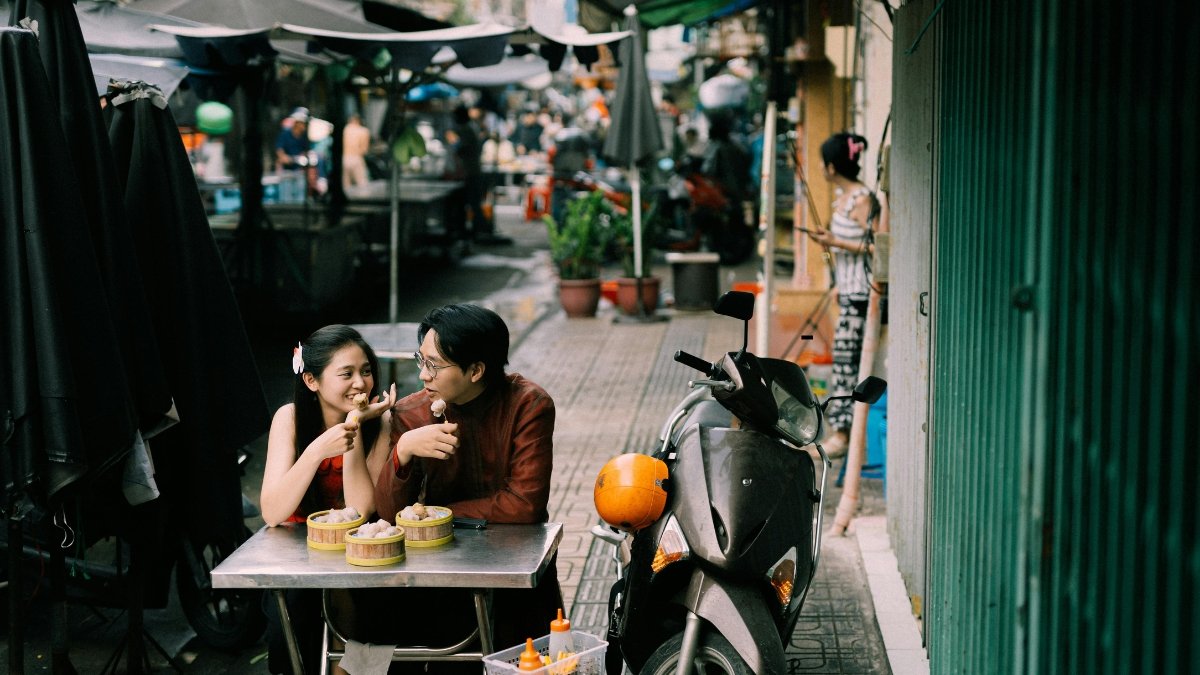 Signs A Woman Thinks You're Attractive